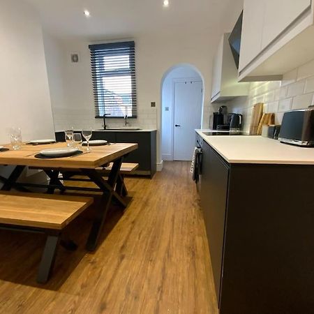 Centrally Located To The City Of Lincoln Bagian luar foto