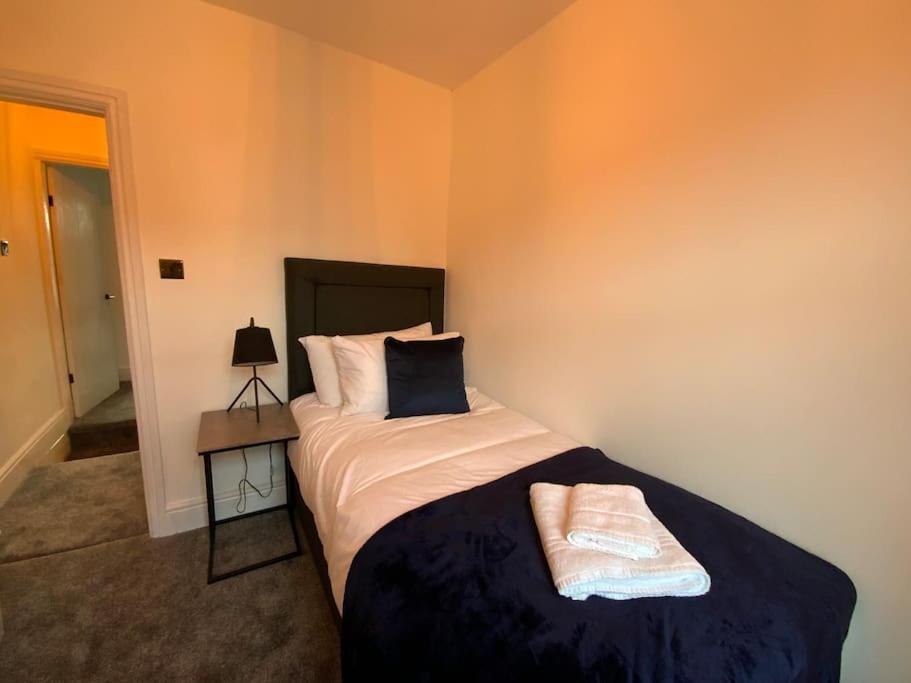 Centrally Located To The City Of Lincoln Bagian luar foto
