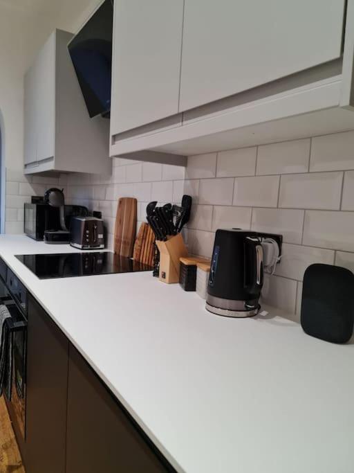 Centrally Located To The City Of Lincoln Bagian luar foto
