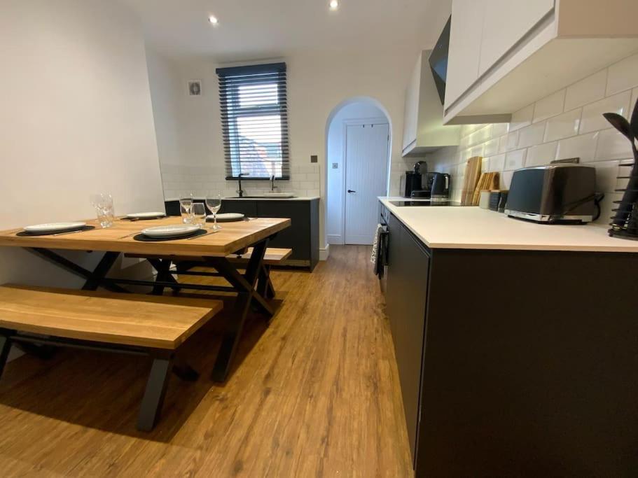 Centrally Located To The City Of Lincoln Bagian luar foto