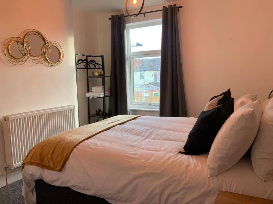 Centrally Located To The City Of Lincoln Bagian luar foto
