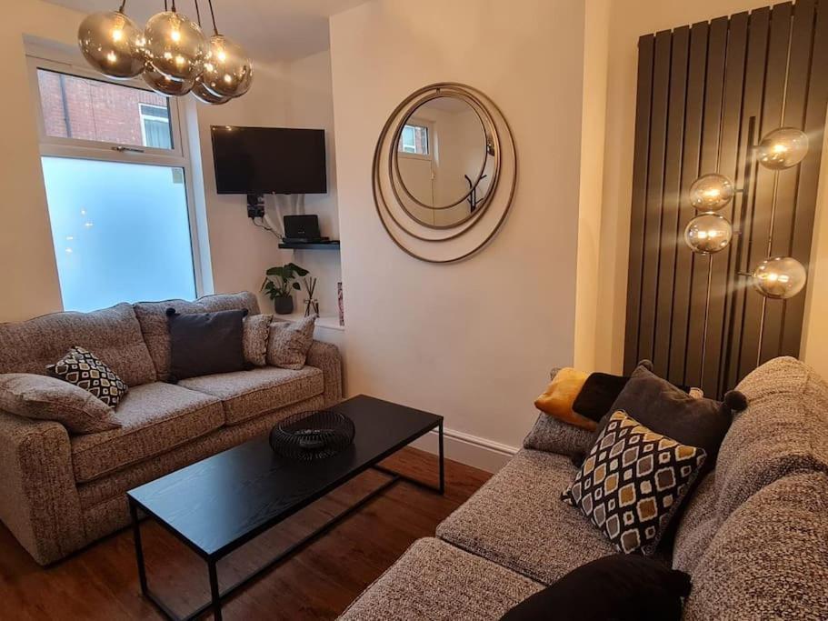 Centrally Located To The City Of Lincoln Bagian luar foto