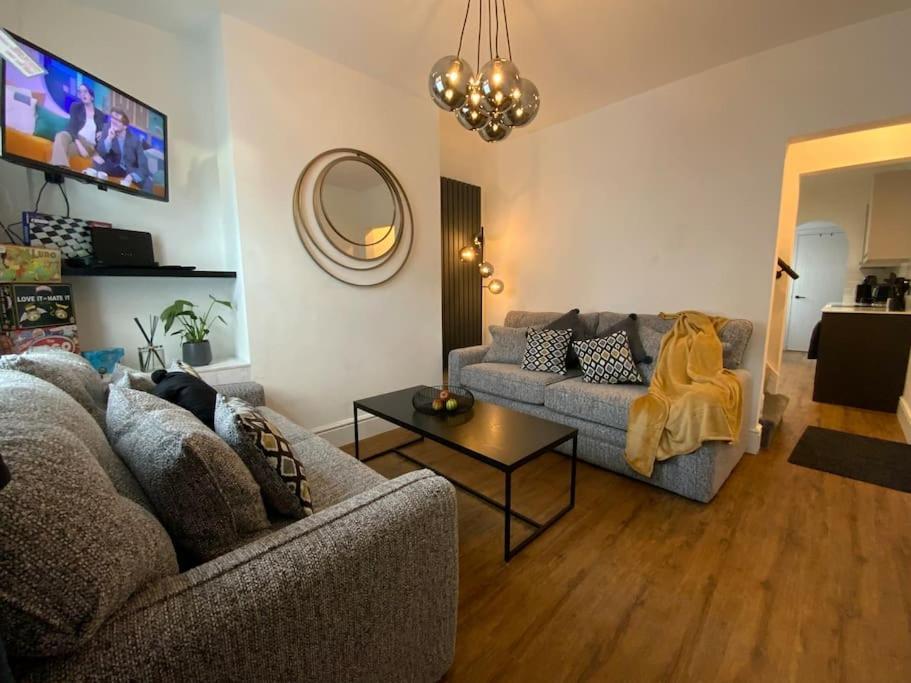 Centrally Located To The City Of Lincoln Bagian luar foto