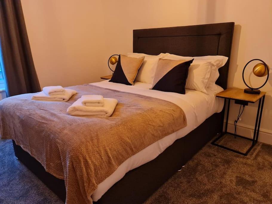 Centrally Located To The City Of Lincoln Bagian luar foto