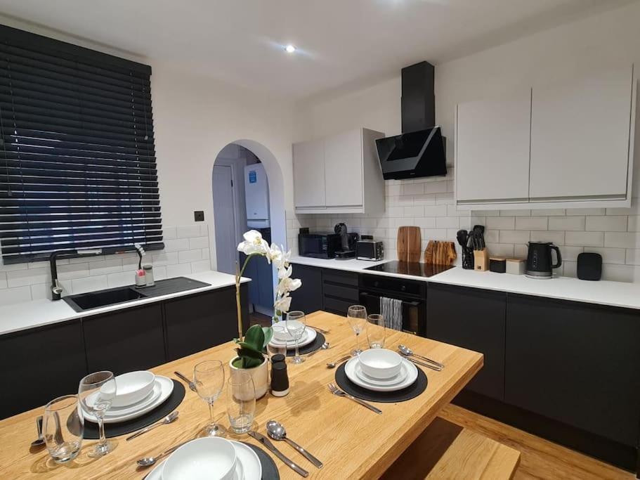 Centrally Located To The City Of Lincoln Bagian luar foto