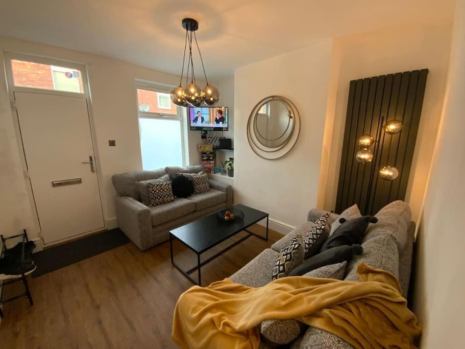 Centrally Located To The City Of Lincoln Bagian luar foto